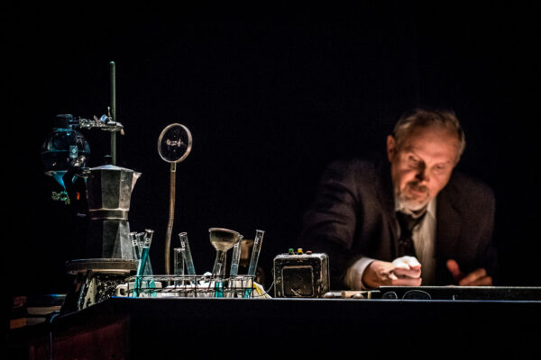 Heiner Goebbels
Max Black, czyli 62 sposoby wsparcia głowy ręką 
Elektroteatr im. Konstantina Stanisławskiego