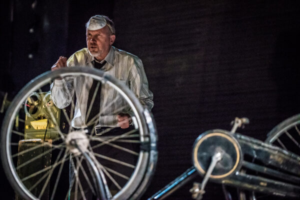 Heiner Goebbels
Max Black, czyli 62 sposoby wsparcia głowy ręką 
Elektroteatr im. Konstantina Stanisławskiego